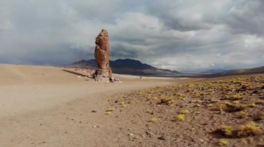 Pacana Keşişleri, Monjes De La Pacana, Salar De Tara 'da taş oluşumu, Atacama Çölü, Şili. 4K.