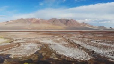 Salar de Tara 'daki göl manzaralı, Atacama Çölü, Şili.