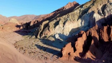 Gökkuşağı Vadisi Valle del Arcoiris 'te Şili' nin Atakama Çölü 'nde taş oluşumunun hava görüntüsü..