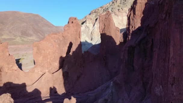 Letecký pohled na kamennou formaci v Duhovém údolí, Valle del Arcoiris, v poušti Atacama, Chile. — Stock video