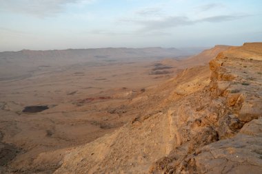 Makhtesh (krater) Ramon, İsrail 'in güneyindeki Negev Çölü' nde büyük bir erozyon sirkinin jeolojik yapısıdır.