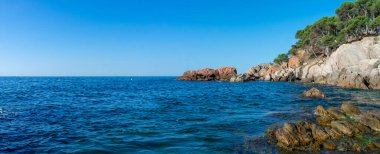 Palamos, Costa Brava, Girona 'daki Cala Estreta plajı manzarası, Katalonya, İspanya.