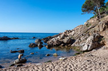 Palamos, Costa Brava, Girona 'daki Cala Estreta plajı manzarası, Katalonya, İspanya.