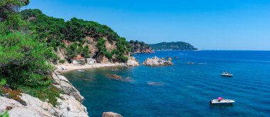 Palamos, Costa Brava, Girona 'daki Cala Estreta plajı manzarası, Katalonya, İspanya.