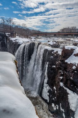 Paterson, NJ, ABD 'deki Passaic Nehri' nin Büyük Şelalesi 'nin kış manzarası.