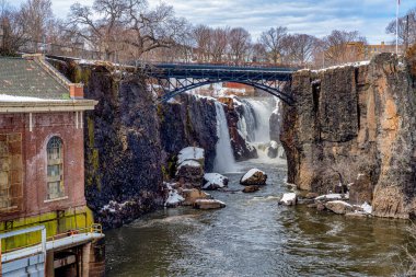 Paterson, NJ, ABD 'deki Passaic Nehri' nin Büyük Şelalesi 'nin kış manzarası.