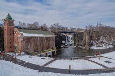 Paterson, NJ, ABD 'deki Passaic Nehri' nin Büyük Şelalesi 'nin kış manzarası.