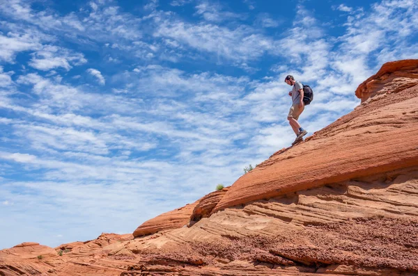 Caminante Las Montañas Contra Cielo Dramático —  Fotos de Stock