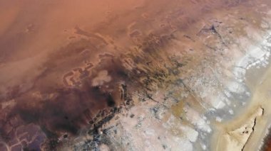 Pembe tuz gölünün havadan görünüşü. Henycheske Gölü, Ukrayna.