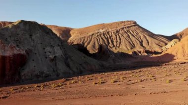 Gökkuşağı Vadisi Valle del Arcoiris 'te Şili' nin Atakama Çölü 'nde taş oluşumunun hava görüntüsü..
