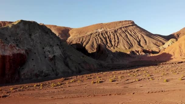 Légi felvétel a kőképződésről Szivárvány-völgyben, Valle del Arcoiris, az Atacama sivatagban, Chilében. — Stock videók