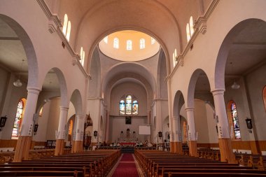 Bsharri, Lübnan - 25 Haziran 2021: Lübnan 'ın Bcharri kentindeki Saint Saba Katedrali. Bsharri, Unesco Dünya Mirası 'nın bir parçası olan Kadisha Vadisi' nin güzel bir kasabasıdır.