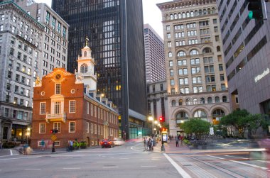 Boston, MA, ABD - 20 Ağustos 2016: Eski Devlet Binası ve Finansal Bölgenin gökdelenleri Boston, Massachusetts, ABD