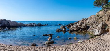 Palamos, Costa Brava, Girona 'daki Cala Estreta plajı manzarası, Katalonya, İspanya.