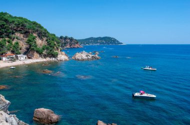 Palamos, Costa Brava, Girona 'daki Cala Estreta plajı manzarası, Katalonya, İspanya.