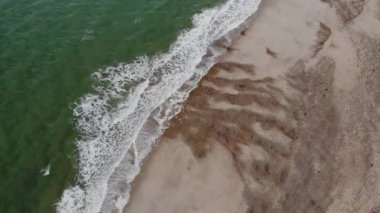 Güzel sahilde deniz dalgaları. Hava gözlem dronu. Şaşırtıcı doğa geçmişi