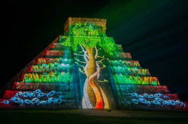 Chichen Itza, Meksika - 25 Ekim 2016: ışık gösterisi Chichen Itza, Meksika için Maya piramit üzerinde