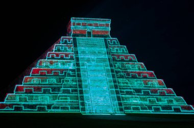 Chichen Itza, Meksika - 25 Ekim 2016: ışık gösterisi Chichen Itza, Meksika için Maya piramit üzerinde