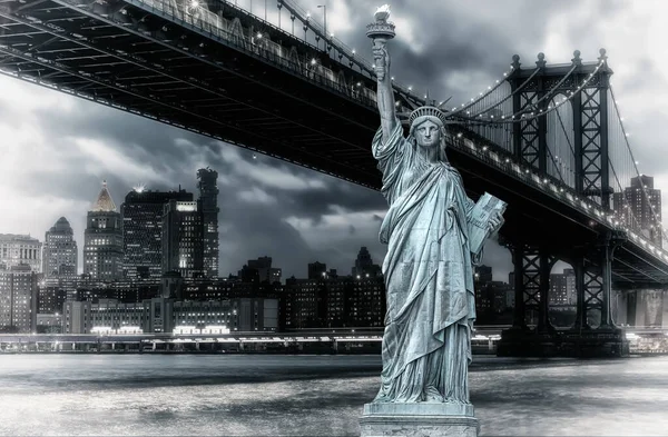 纽约市城市景观 自由女神像与曼哈顿大桥的夜战 — 图库照片