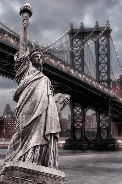 Frihetsgudinnan Mot Manhattan Bridge Natten Stadsbilden New York — Stockfoto