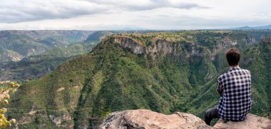 Metztitlan Canyon Biyosfer Rezervi 'nde yürüyüşçü, Huasca de Ocampo, Meksika.