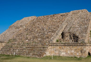 Monte Alban Kolomb öncesi arkeolojik sitesi - Oaxaca, Meksika ile yıkıntıları