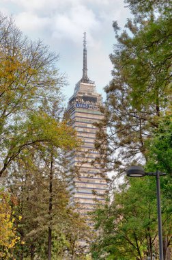 Mexico City, Mexico - 11 Aralık 2016: Mexico City caddesinden Torre Latinoamericana 'nın (Latin-Amerikan Kulesi) görüntüsü.