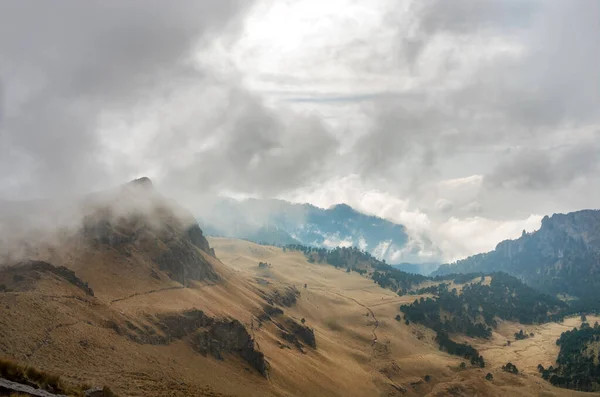 山の中でハイカートレッキング メキシコのポポカテペトル国立公園にあるイズタッチフアトル火山 — ストック写真