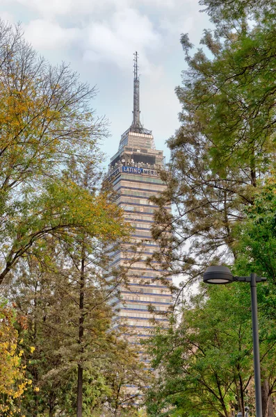 Mexico City, Mexico - 11 Aralık 2016: Mexico City caddesinden Torre Latinoamericana 'nın (Latin-Amerikan Kulesi) görüntüsü.