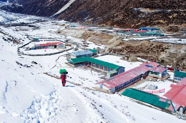 Portierzy z obciążeniem, nepal — Zdjęcie stockowe