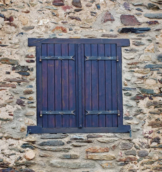 Ventana en muro de piedra —  Fotos de Stock