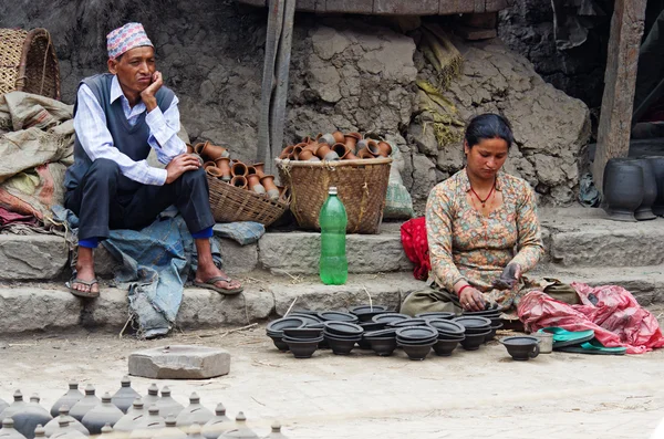 Nepalese vrouw die werkt in pottenbakkerij — Stockfoto