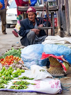 sokak satıcısı thamel Kathmandu içinde satıyor.