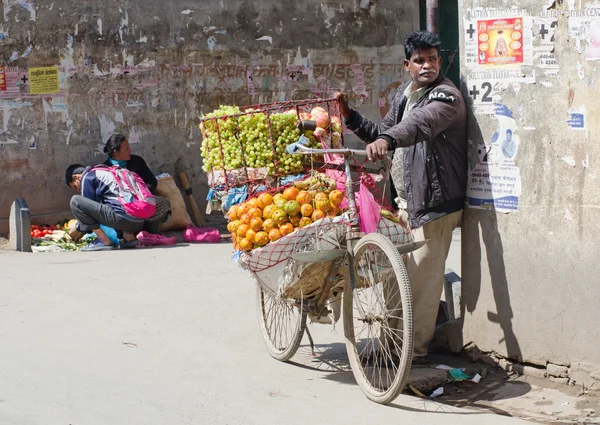 Ulica sprzedawca sprzedaje w dzielnicy thamel, nepal — Zdjęcie stockowe