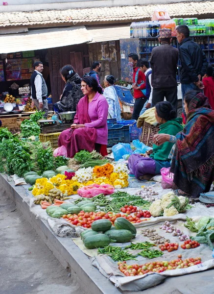 Vendedor ambulante vende en Thamel en Katmandú — Foto de Stock