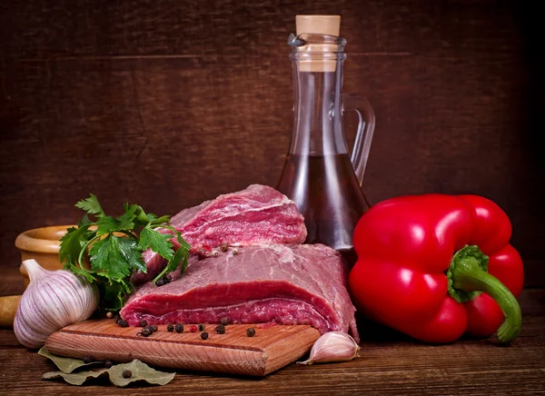 Carne crua e especiarias — Fotografia de Stock