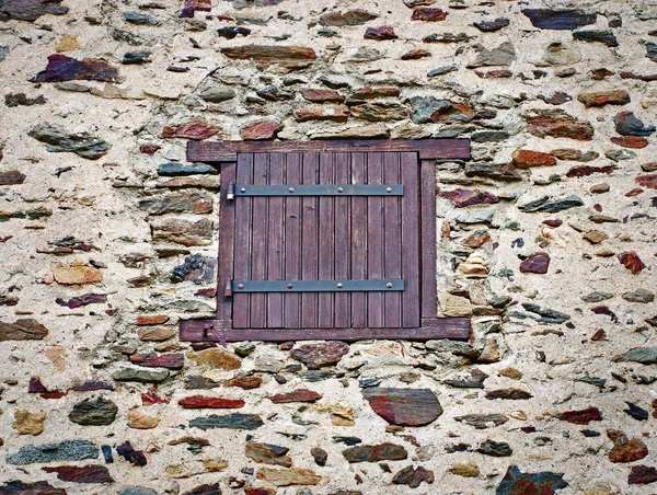 Raam in stenen muur — Stockfoto