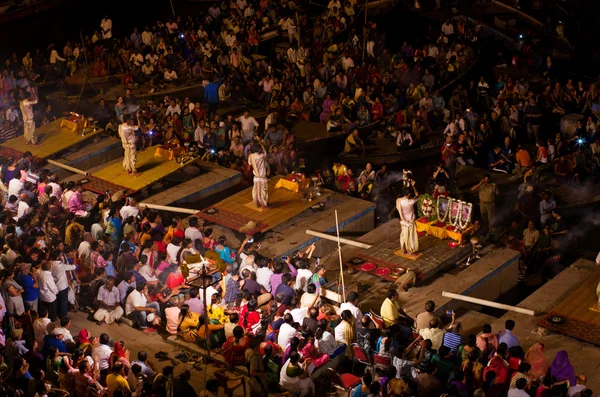 Ganga Aarti rituál v Varanasi. — Stock fotografie