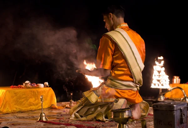 Ganga Aarti ritual in Varanasi. — Stock Photo, Image