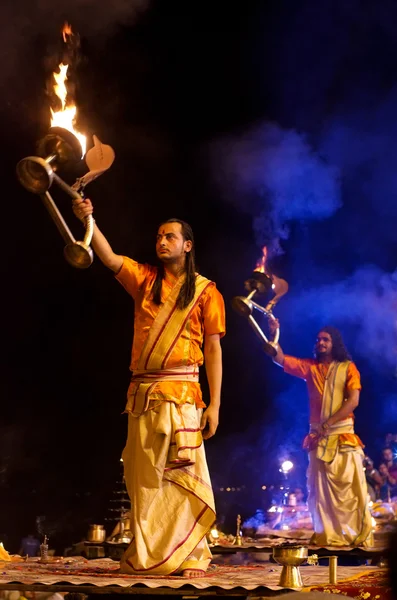 Ganga kisló rituális Varanasi. — Stock Fotó