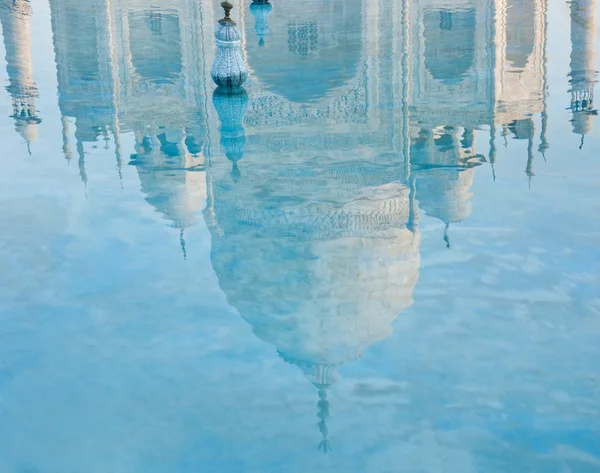 Taj Mahal reflexión en el agua — Foto de Stock