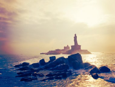 Şair Thiruvalluvar heykeli