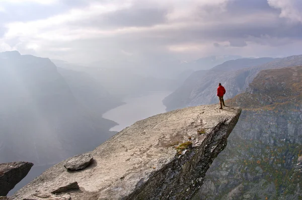 Man in mountains — Stock Photo, Image