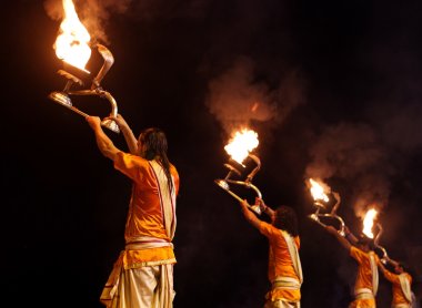 Varanasi Ganga Aarti ritüel.