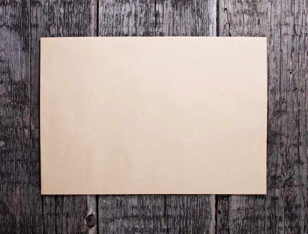 Blanco kaart op houten achtergrond — Stockfoto