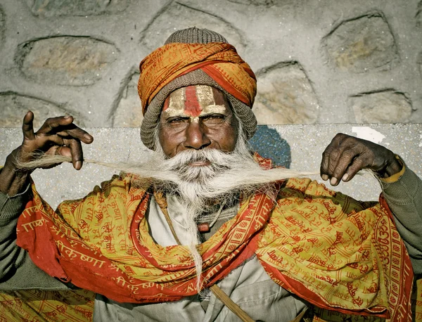 Sadhu mit traditioneller Gesichtsbemalung — Stockfoto