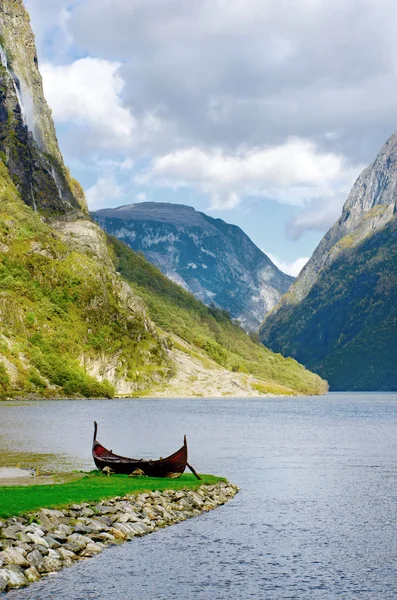 Antiguo barco vikingo en Sognefjord —  Fotos de Stock