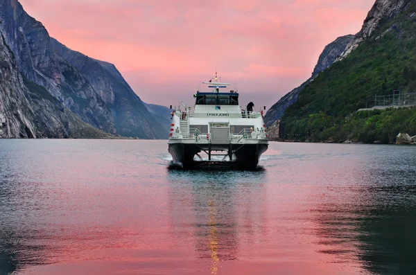 Veerboot die aankomen in Lysebotn, Noorwegen — Stockfoto