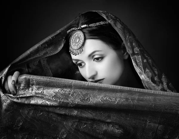 Vrouw in traditionele Indiase kostuum. — Stockfoto