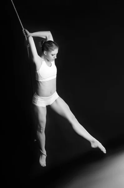 Mujer joven gimnasta — Foto de Stock